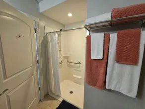 Luxurious 1 Bed 1 Bath Stay at the Historic Inman - Image 2