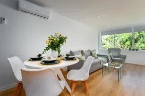 Golden Bay Apartment - Image 2