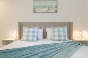 New Lux Apt opposite Buddina patrolled Beach - Image 3