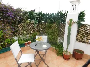 Dinas Guesthouse - Image 3