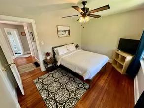 Private Bedroom Suite 1 in Cozy Comfy Bungalow 10 min from downtown - Image 2