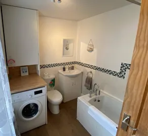 Beachfront Bolthole With Seaview in Idyllic Hythe - Image 4