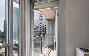 Canvas Suites Ice Boat Terr Toronto - Image 3