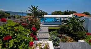 Zefiros Beach Hotel - Image 1