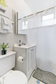 Welcoming and Trendy 1BR Apt in Vibrant North Center - Image 2