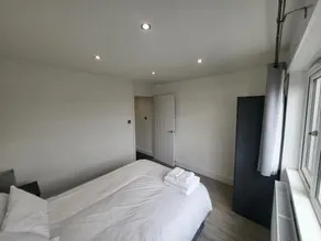 Bright Modern 3 Bedroom Apartment - Image 3