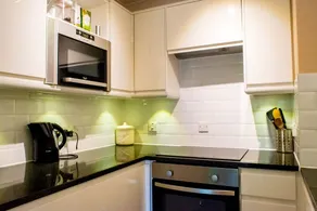 East London Studio with Balcony and Swimming Pool Access - Image 5