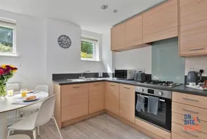 2 bed apt, en suite, Balcony, Wifi, 2 x parking - Image 4