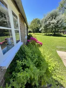 Adorable 2 Bed River Garden Cottage With Moorings & Fishing - Image 2