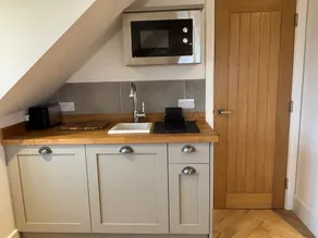 Studio - Sleeps 3 & Free Parking - Image 3