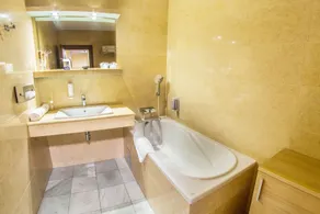 Alexandra Hotel - Image 3