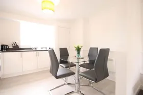 City Centre Townhouse apartment with secluded shared Terrace - Image 4