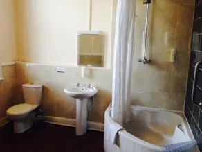 The Three Tuns Hotel Wetherspoon - Image 3