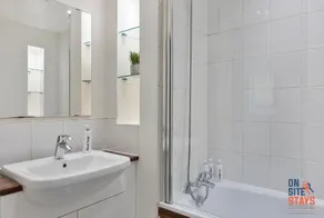 2 bed apt, en suite, Balcony, Wifi, 2 x parking - Image 2