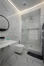 Boutique 2BR On Royal Mile - Freestanding Bathtub - Image 5