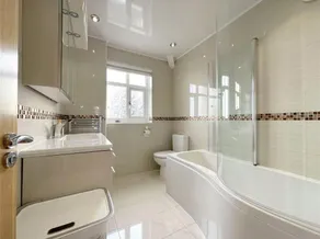 Impeccable 4-Bed House in Liverpool - Image 4