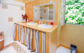 Four Bedroom Holiday Home in Uzes - Image 2