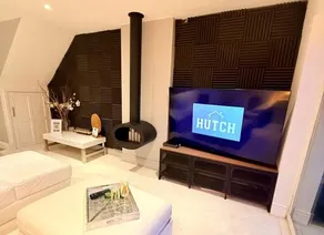 Fantastic 2 Bed House with Parking Hosted by Hutch Lifestyle - Image 4