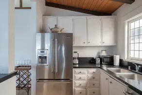 A Beachfront Bungalow on Malibu's Broad Beach - Image 4