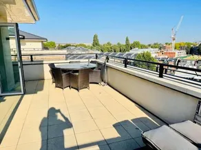 Large luxury Penthouse with free parking garage - Image 2