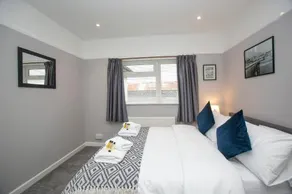 Family-Stay-Sparkling-Large-Modern House-Central Location-Beach-Shops-Restaurants-Free Parking-Garden- Ready for You - - Image 2