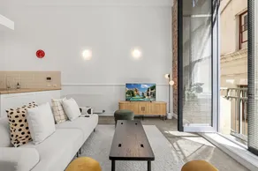 Classic 1-Bed City Stay Near Eateries and Laneways - Image 5