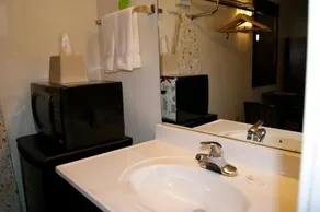 American Inn & Suites - Image 5