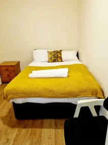 Lovely 5-bed House in Romford, Greater London - Image 5