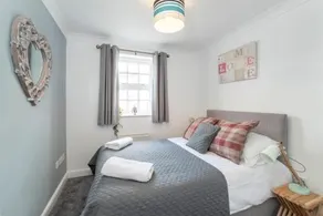 The Boulevard - Stunning 3 Bedroom Apartment With Free Parking - Image 4