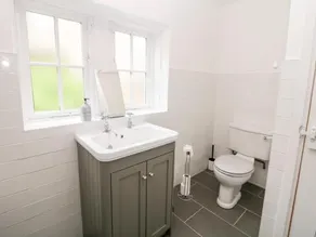 BRADLEY HOUSE, pet friendly, character holiday cottage in Winster - Image 2