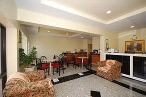 Motorsports Inn and Suites - Image 5