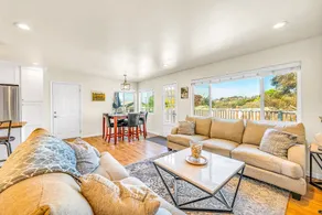 Cozy Oaks - A Coastal Getaway with Idyllic Scenery - Image 5