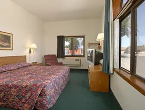 Super 8 by Wyndham Lisbon - Image 3