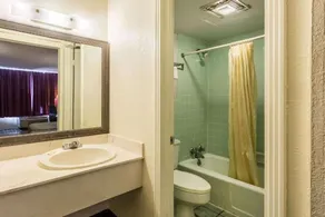 Rodeway Inn Denmark - Jackson - Image 5
