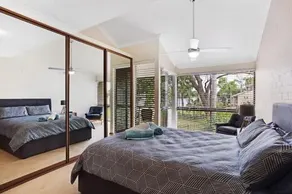 Spacious townhouse complete with floating mooring - Image 5