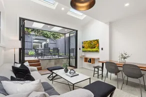 Charming 3 bed Cottage with a Courtyard - Image 2