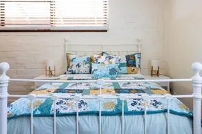 Maldon Cosy Garden Cottage Charming One Room Studio - Image 4