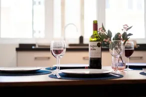 Glevum Lodge - 2BDRM Town Centre Apartment with open plan living area & walk in shower - Image 2