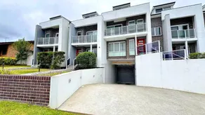 StayAU 4BR Modern Townhouse Asquith - Image 2