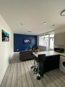 HU-Thirteen Apt One - Sleeps 4 - Image 3