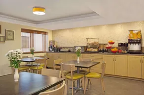 Ramada Staten Island - Image 3
