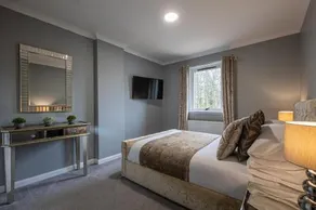 Modern 2 Bedroom House - Image 5