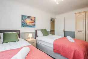 TMS Spacious 3-bed House! Tilbury! Free Parking! - Image 3