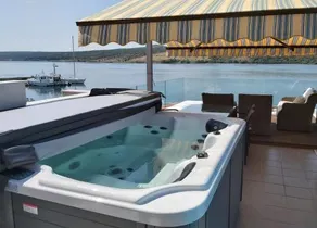 Luxury Apartment by the Sea with Private Whirlpool And Terrace 50m2 - Image 2