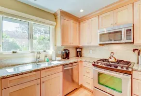 Renovated Cottage w/ Deck & Screened Porch - Walk 150 Yards to the Beach! - Image 3