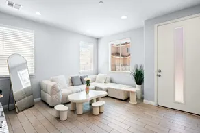 Modern Spacious Home Bright Family Group Friendly - Image 4