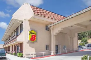 Super 8 by Wyndham Hayward Downtown - Image 5