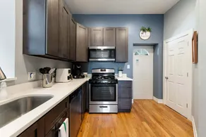 Cozy 2 Bed Home by West Loop With Parking Laundry - Image 3