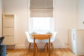 Redhill Garland- 1 bed 1 bath self contained ground floor flat - Image 3