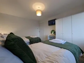 Oakwood Suite Sleeps 5 Contractors Smart TVs in all rooms - Image 2